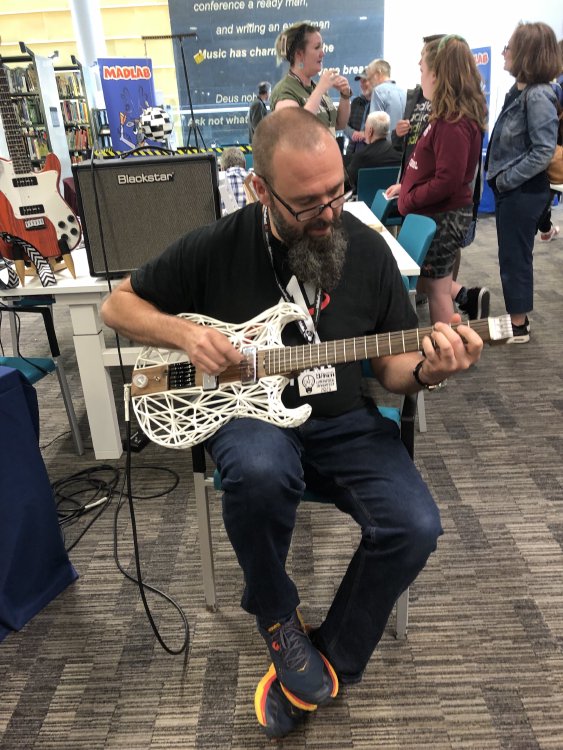 A picture of someone making music with Älgen - you can't hear it in the picture, but he was playing some very good jazz music.